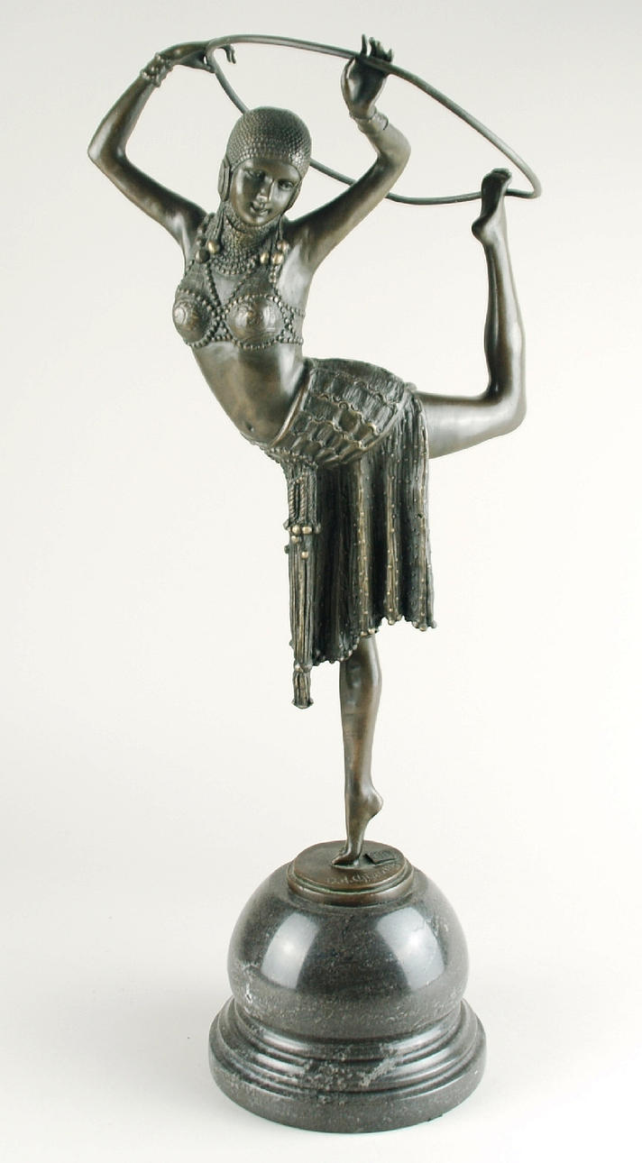 Art Deco dansare i odalisk kostym på sten bas.