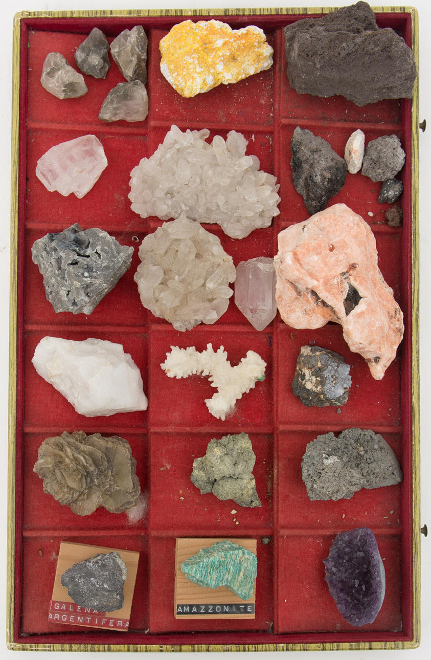 MINERAL- OCH BERGSAMLING PÅ DISPLAYBRICKAN.