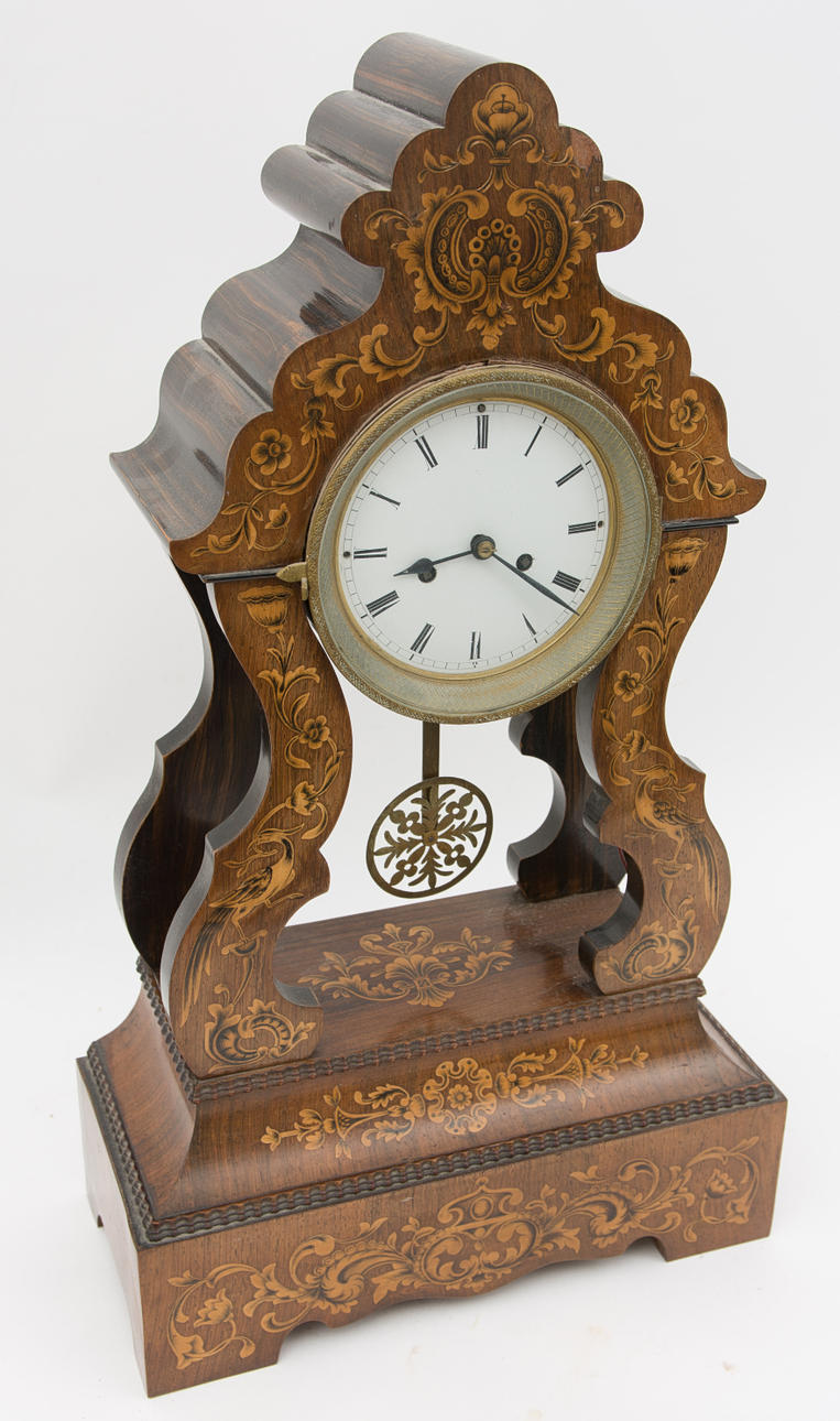 Farfarsklocka i barockstil med pendel och nyckel, 1800/1900-tal.