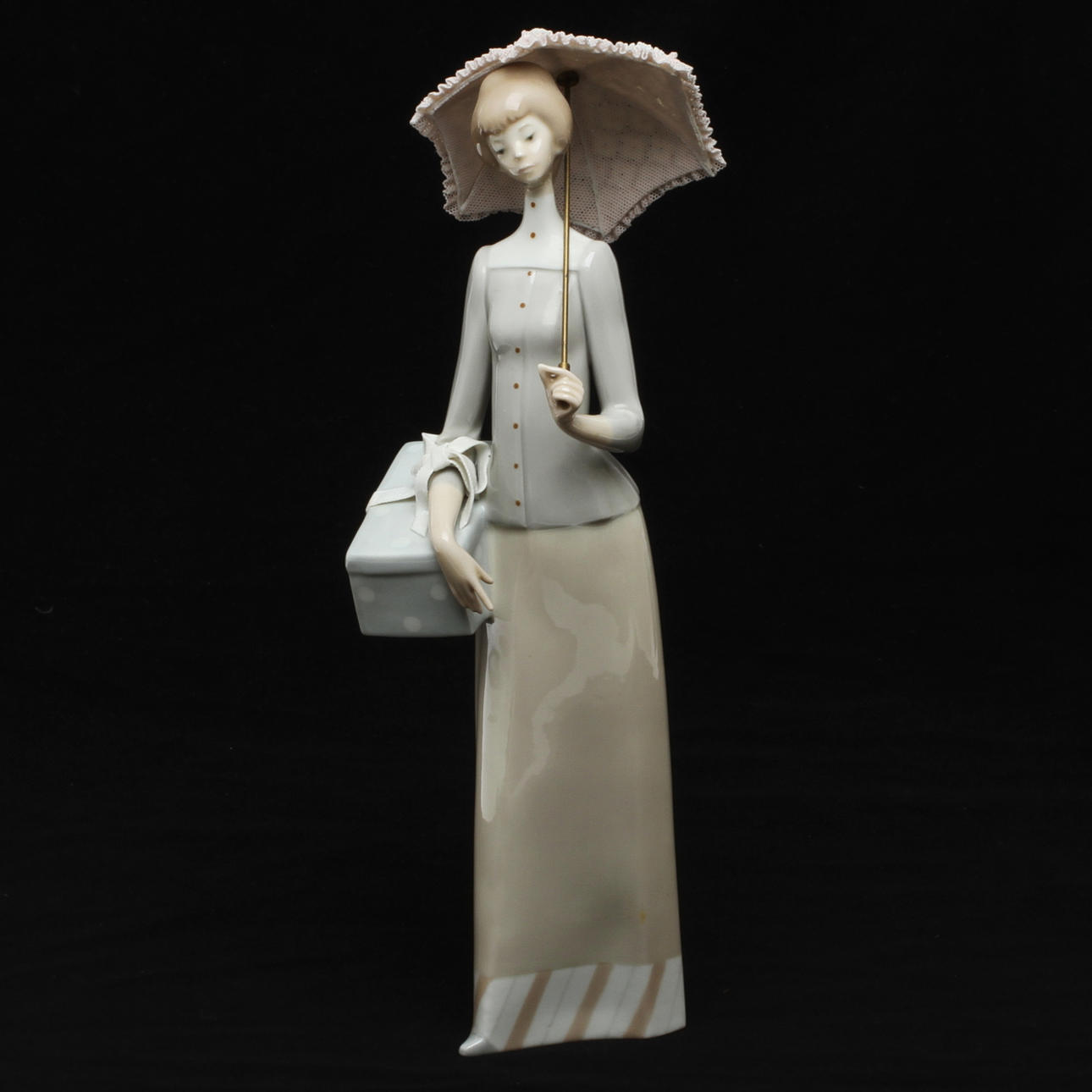 FIGURIN, porslin, kvinna med parasoll, Lladro, Spanien.