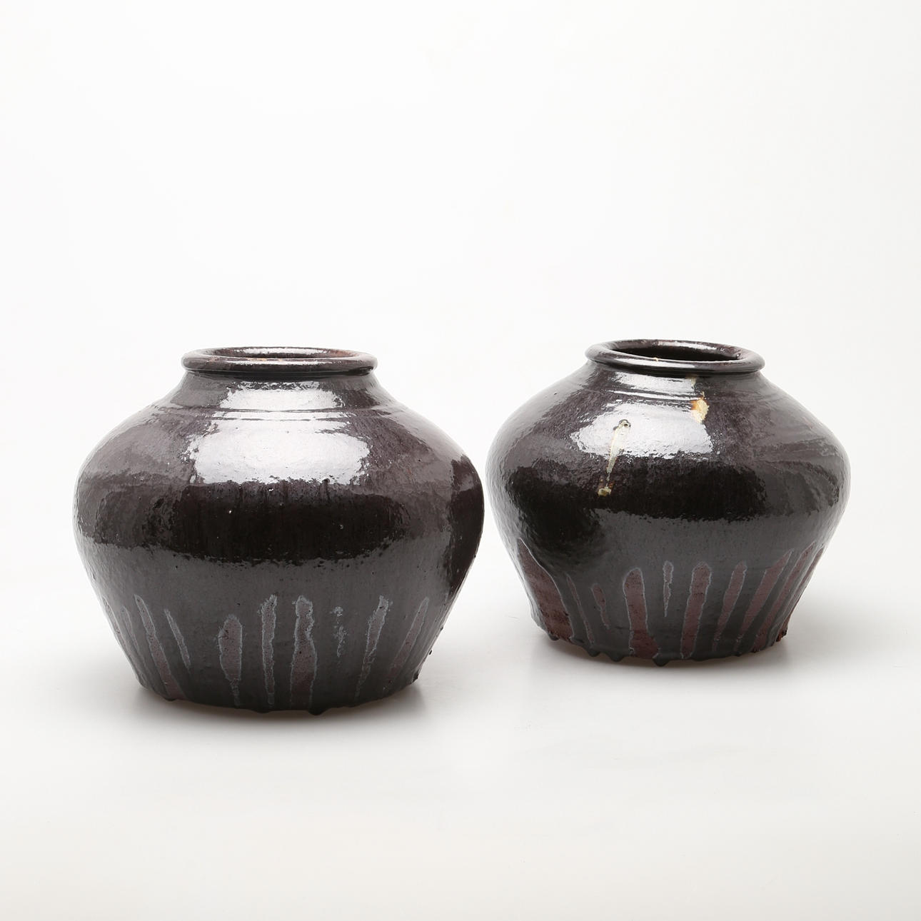 KRUKOR, ett par, lergods, delvis glaserade, Asien.