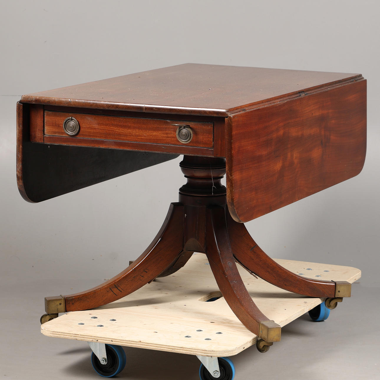 A REGENCY MAHOGANY DROP LEAF PEMBROKE TABLE, CIRCA 1820.