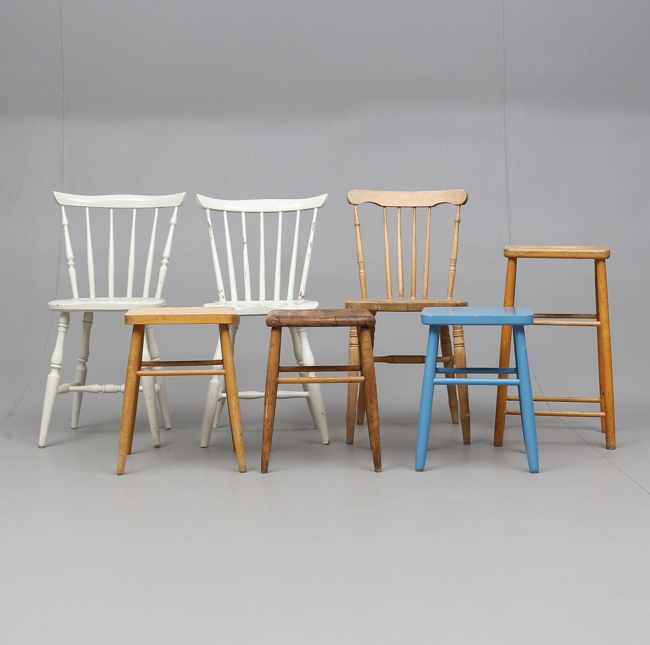 PINSSTOLAR, 3 st samt PALLAR, 4 st, bl.a Edsbyns Möbelfabrik, 1900-talets mitt.