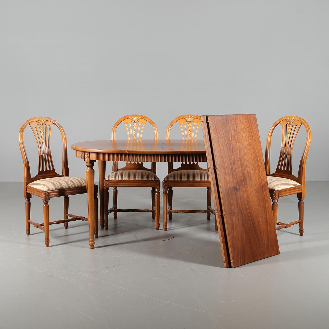 BORD OCH STOLAR, 7 delar, mahogny, 1900-talets andra hälft.