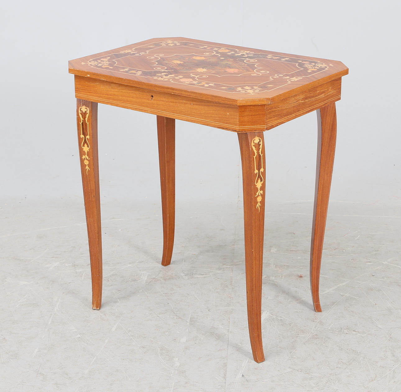 BORD, intarsia, 1900-tal.