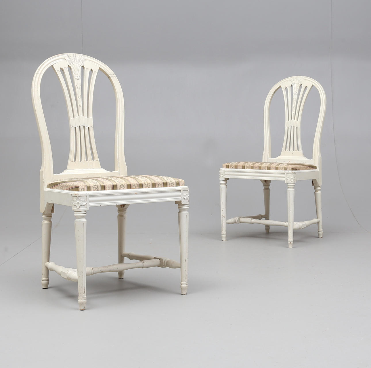 STOLAR, ett par, modell Axet, gustaviansk stil, 1900-talets mitt.