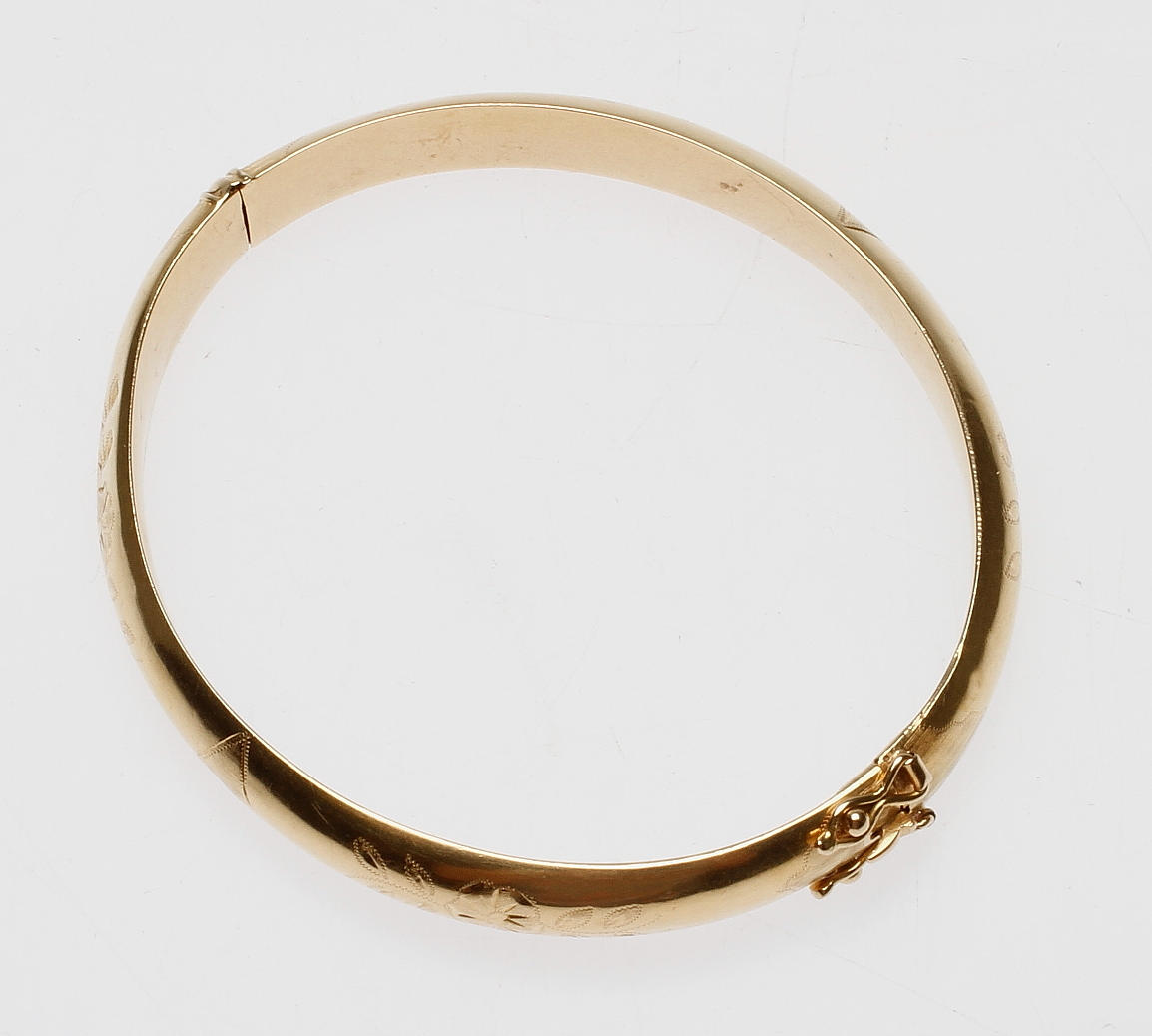 STEL ARMRING, 18k guld, vikt ca 11,8 gr.