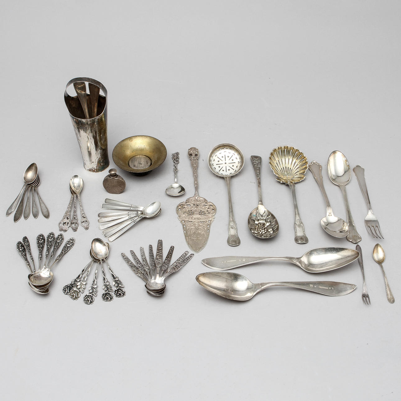 SILVERFÖREMÅL, 54 delar. Vikt 1184 g.