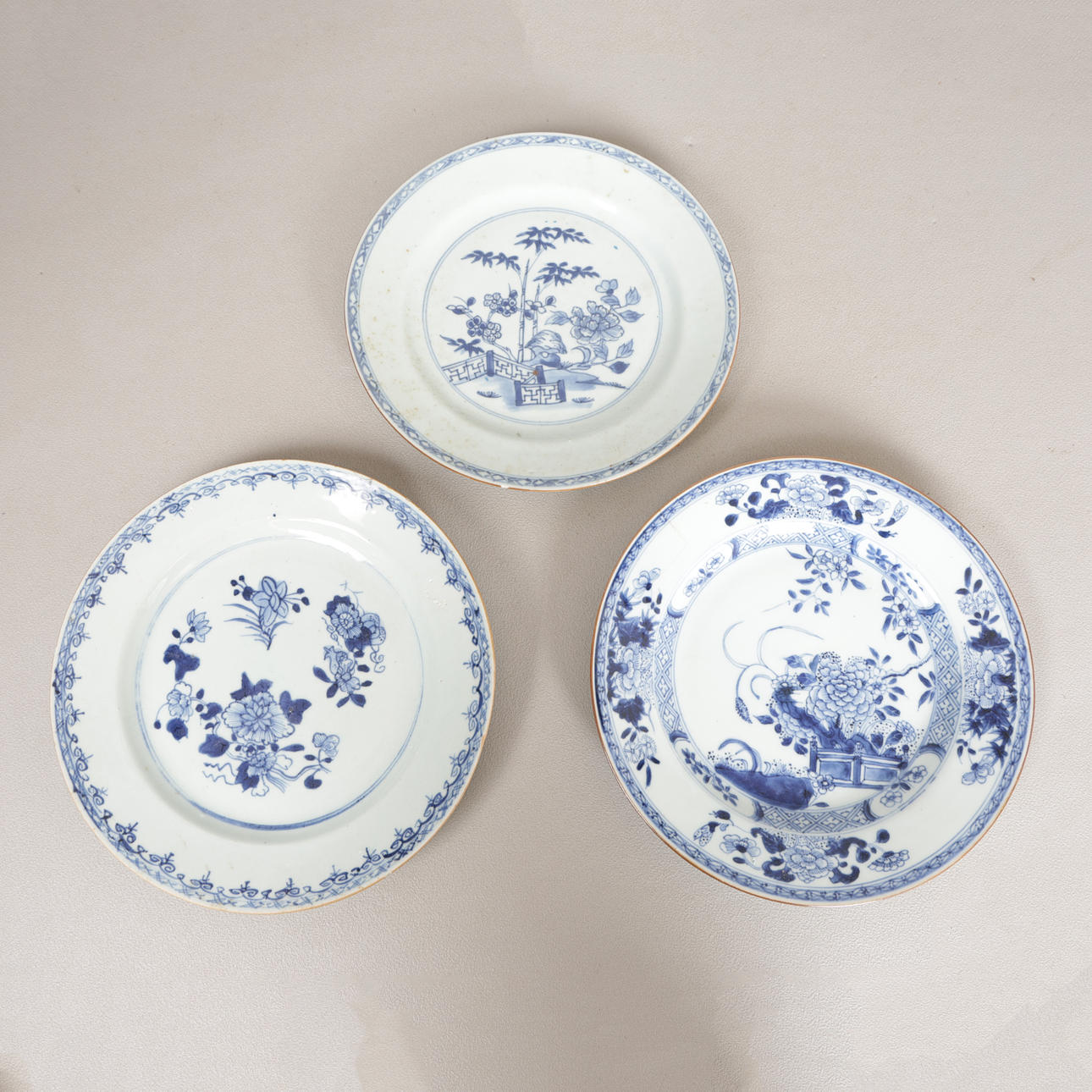 THREE CHINESE EXPORT QING DYNASTY BLUE & WHITE PLATES (3).