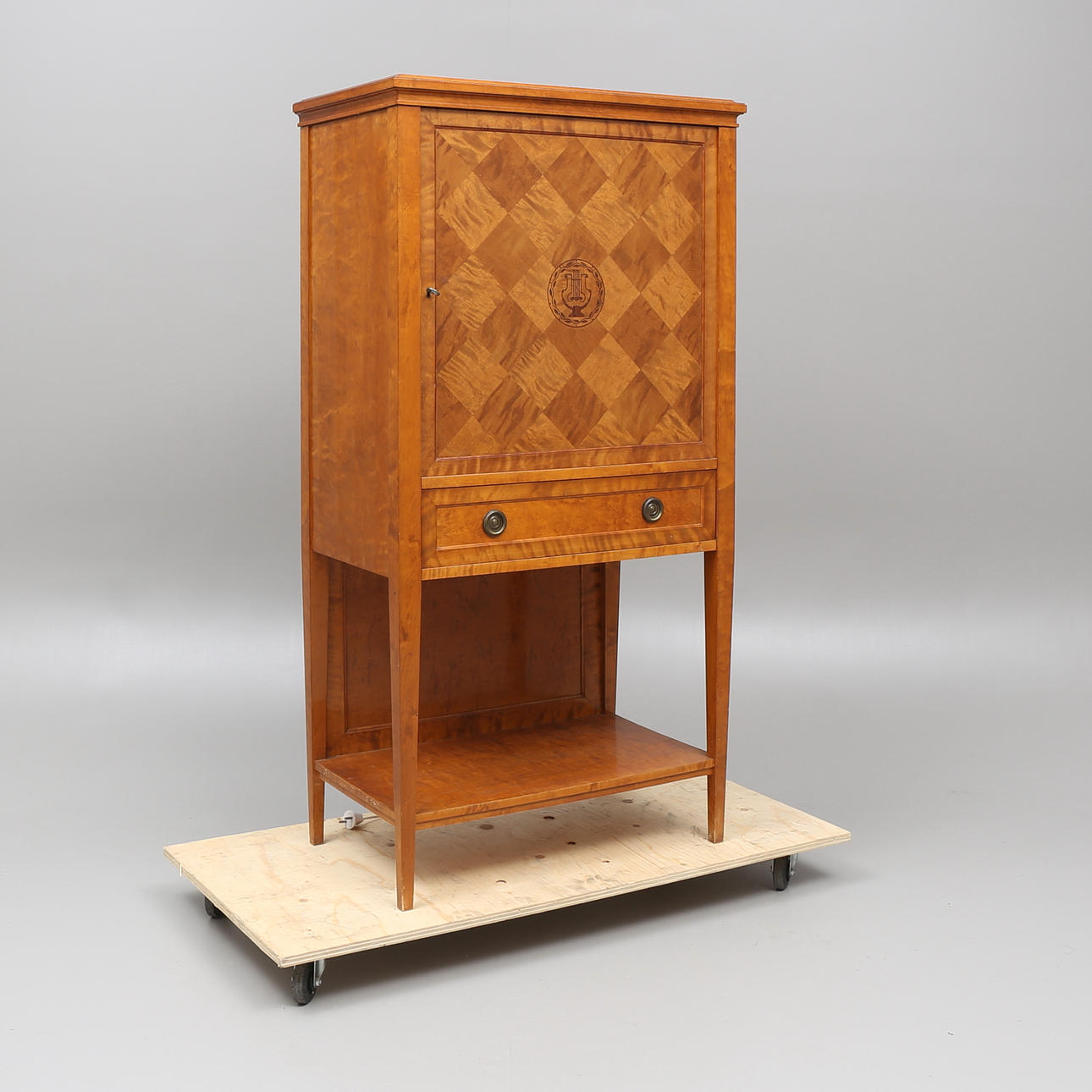 NOTSKÅP/BARSKÅP, Karl Johan-stil, 1900-talets första kvartal.