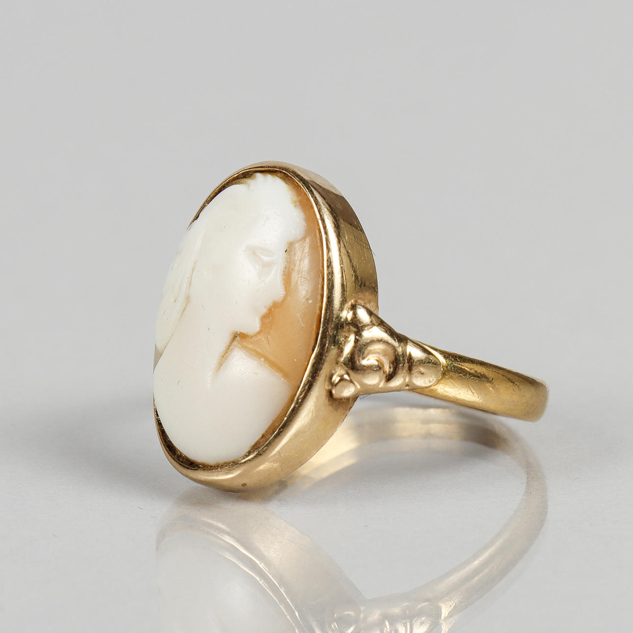 RING 18k guld med kamé.