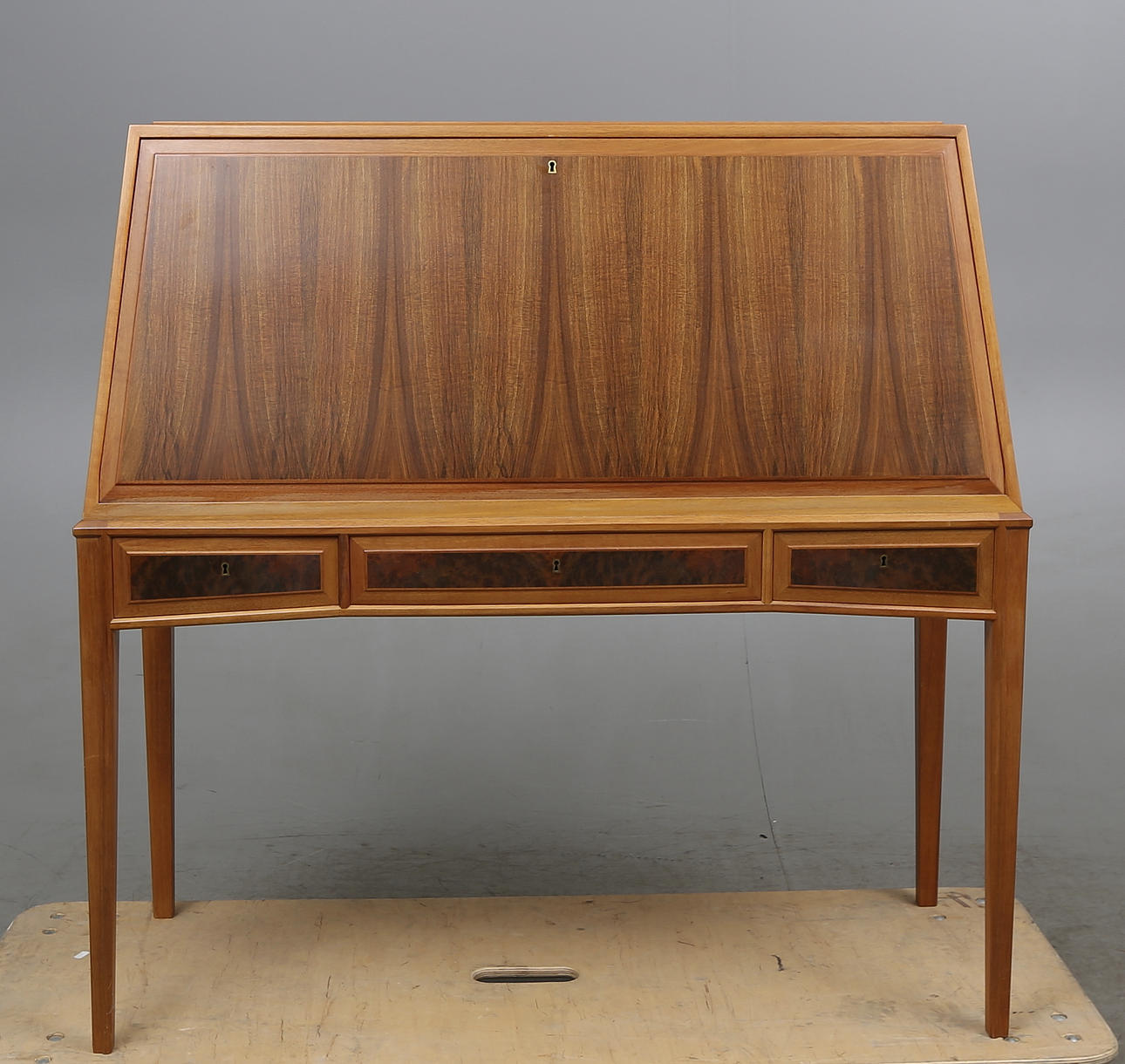 SEKRETÄR, Gesällprov, Västerviks möbelsnickarskola, tillverkad 1973.