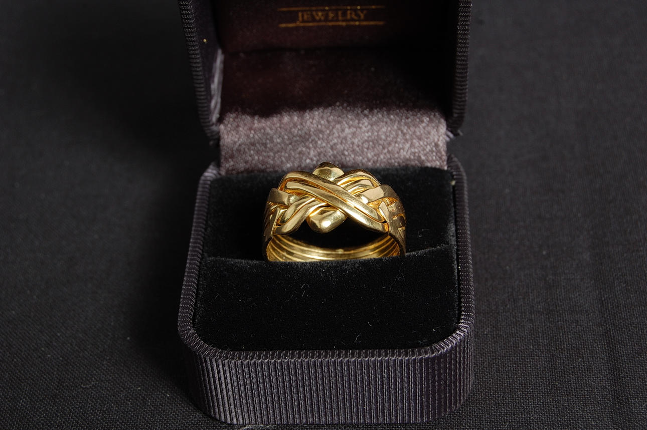 RING, 18 K guld, vikt 12 g.