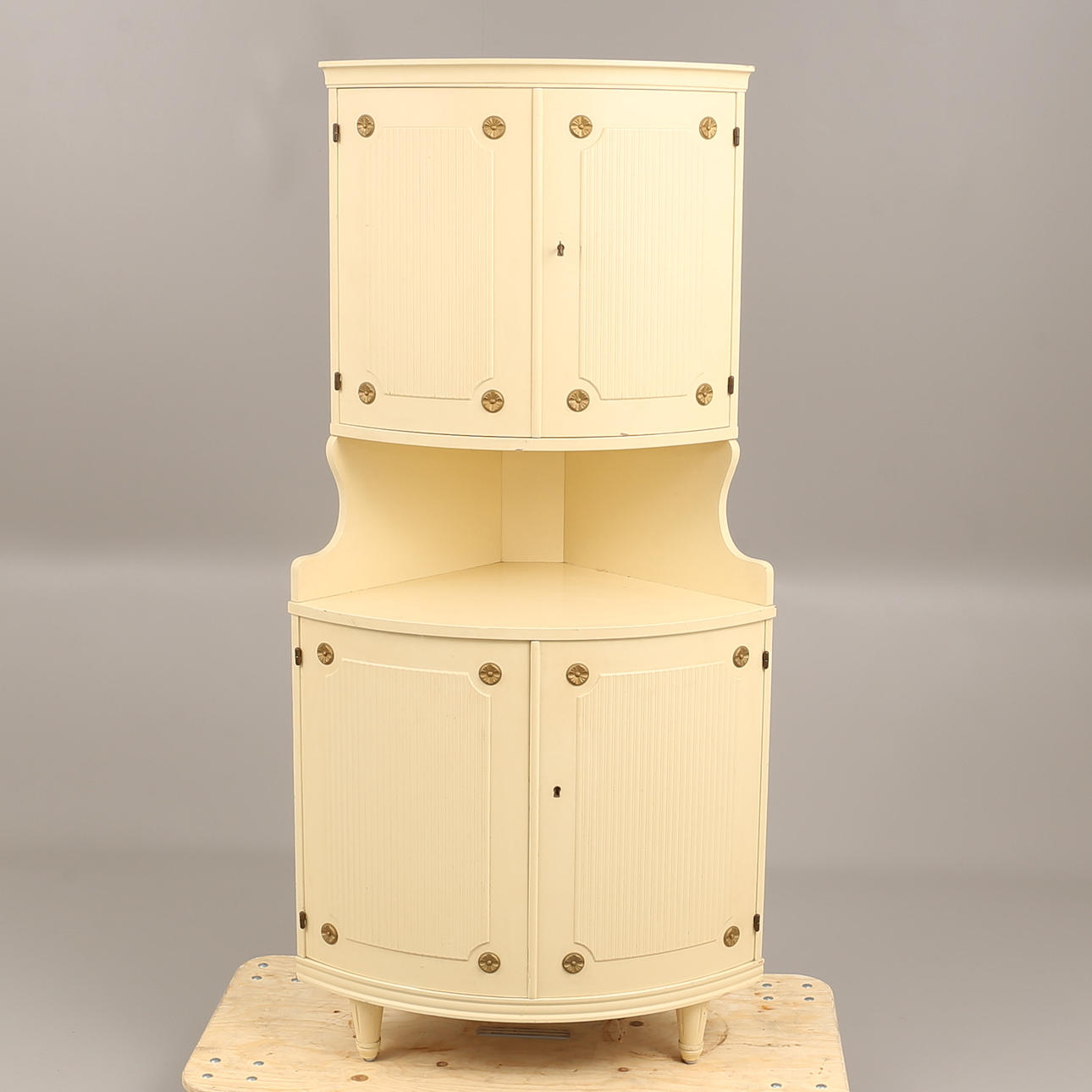 HÖRNSKÅP, gustaviansk stil, 1900-tal.