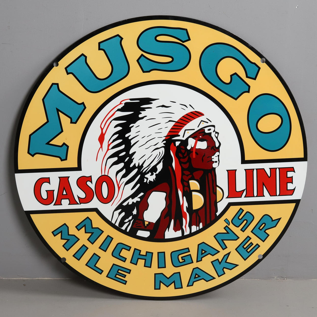 Emailplatte, doppelseitig, „MUSGO“ Benzin, Reproduktion.