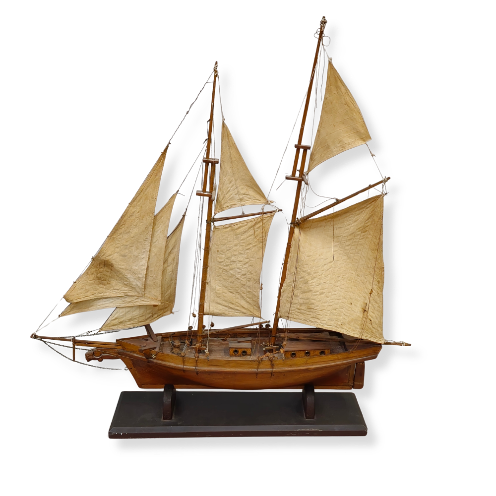 MODEL OF A BOAT IN CARVED WOOD AND CLOTH SAILS. MASCARÓN DE PROA ...