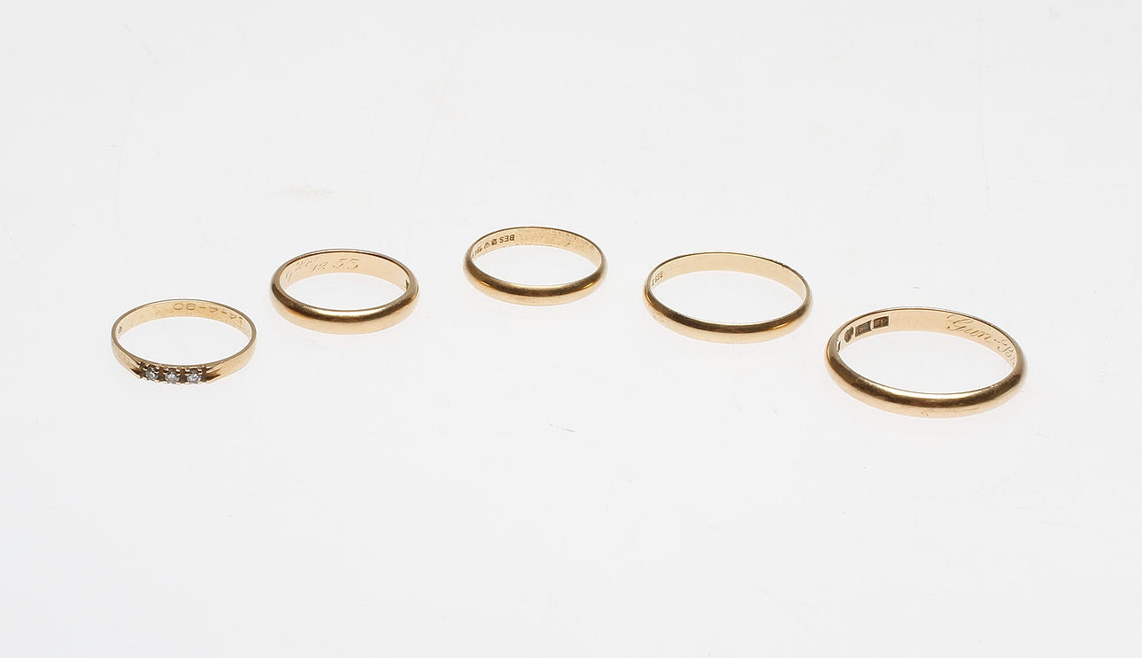 RINGAR, 5 st, 18k guld, vikt ca 14,9 gr.