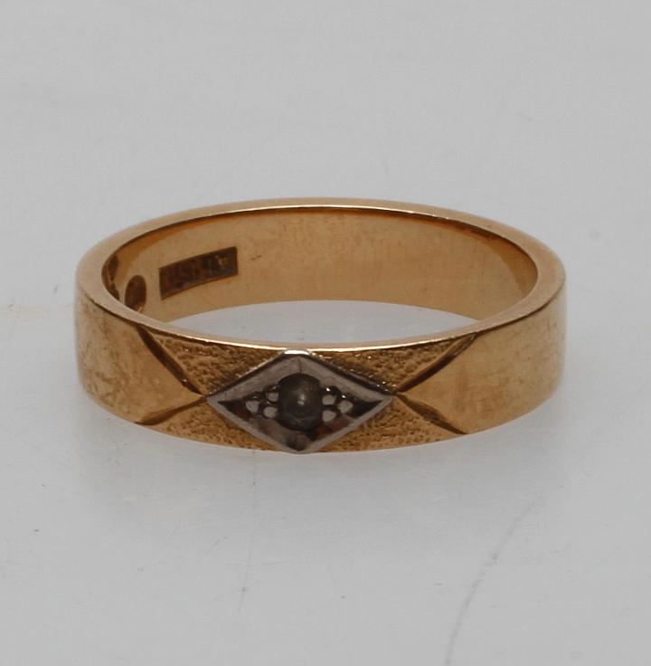 RING MED STEN, 18k guld, vikt ca 4,2 gr.