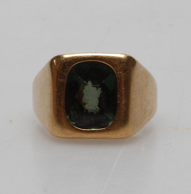 KLACKRING MED GRÖN STEN, 18k guld, vikt ca 5.8 gr.