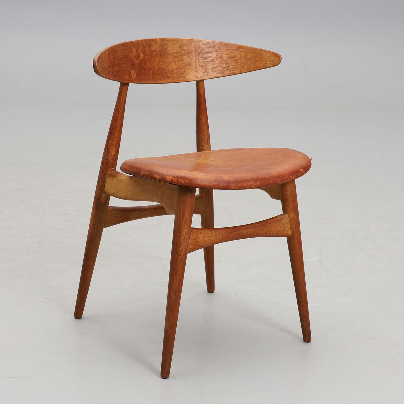 HANS J WEGNER. STOL, „CH33", Carl Hansen & Søn, Odense.