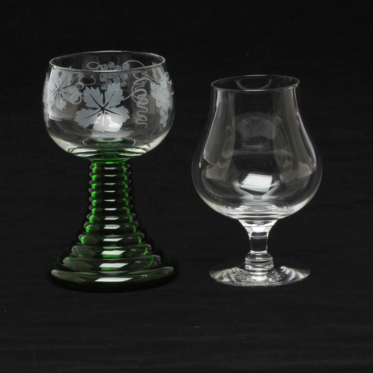 KONJAKSKUPOR, 4 st, Orrefors, samt 8 VITVINSGLAS, med grön fot.