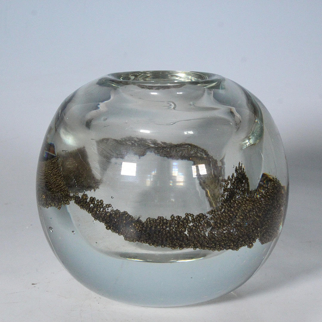 UDO EDELMANN. Studioglas, Kugelvase aus Glas mit eingeschmolzenem Band ...