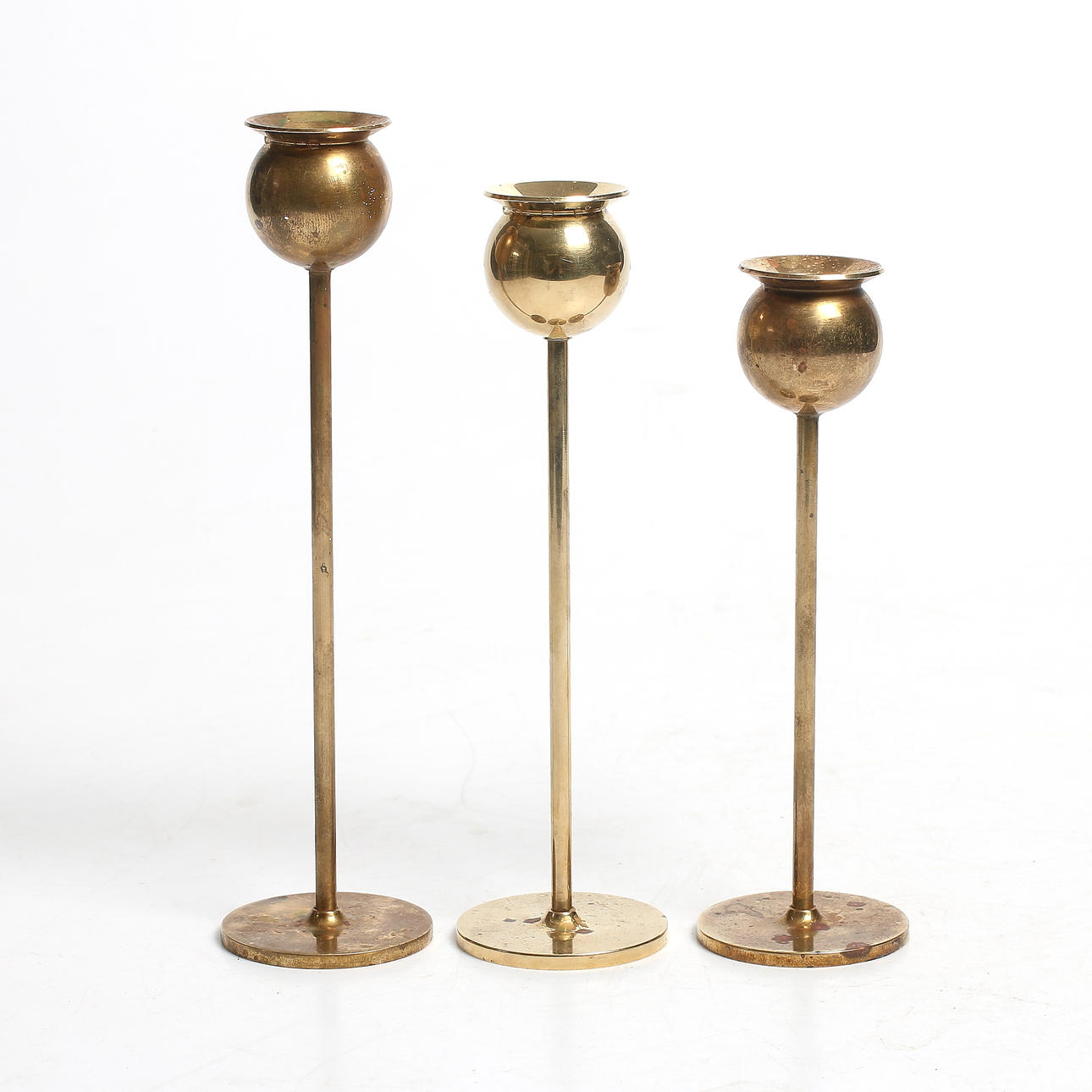 PIERRE FORSELL. Ljusstakar i schatull, 3 st, mässing, "Tulpan", Skultuna, signerade, 1900-talets andra hälft.