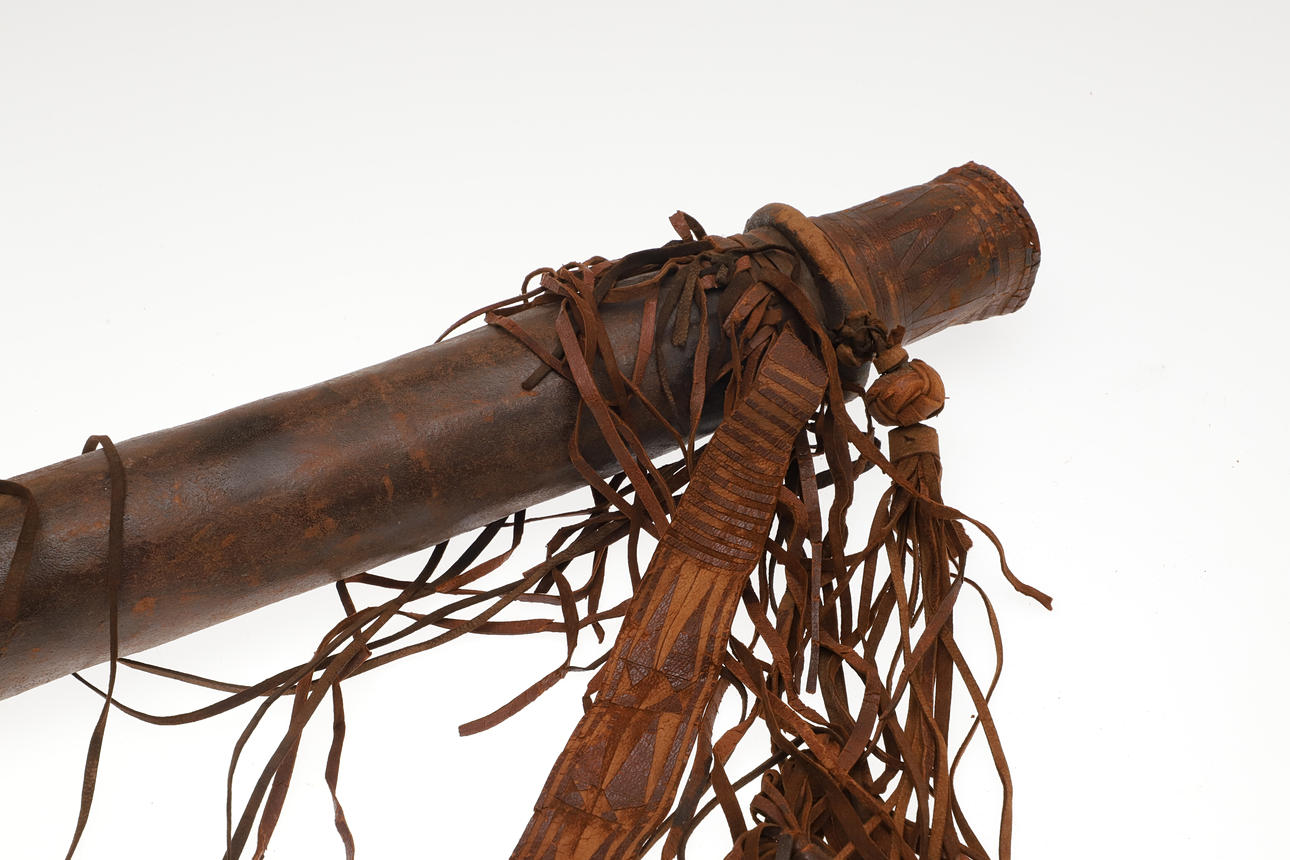 AN AFRICAN LEATHER QUIVER.