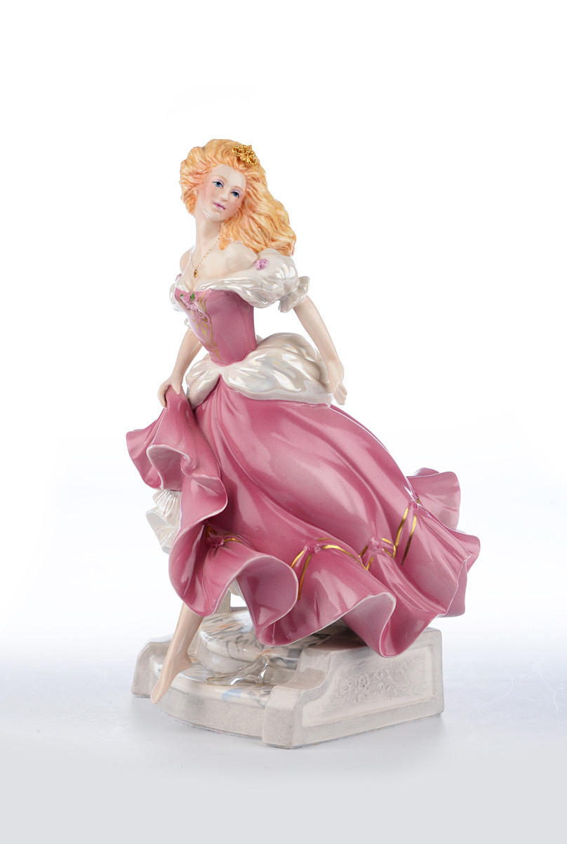 GERDA NEUBACHER FÜR FRANKLIN MINT. Askungen. Figurin, polykrom porslin, daterad 1988.