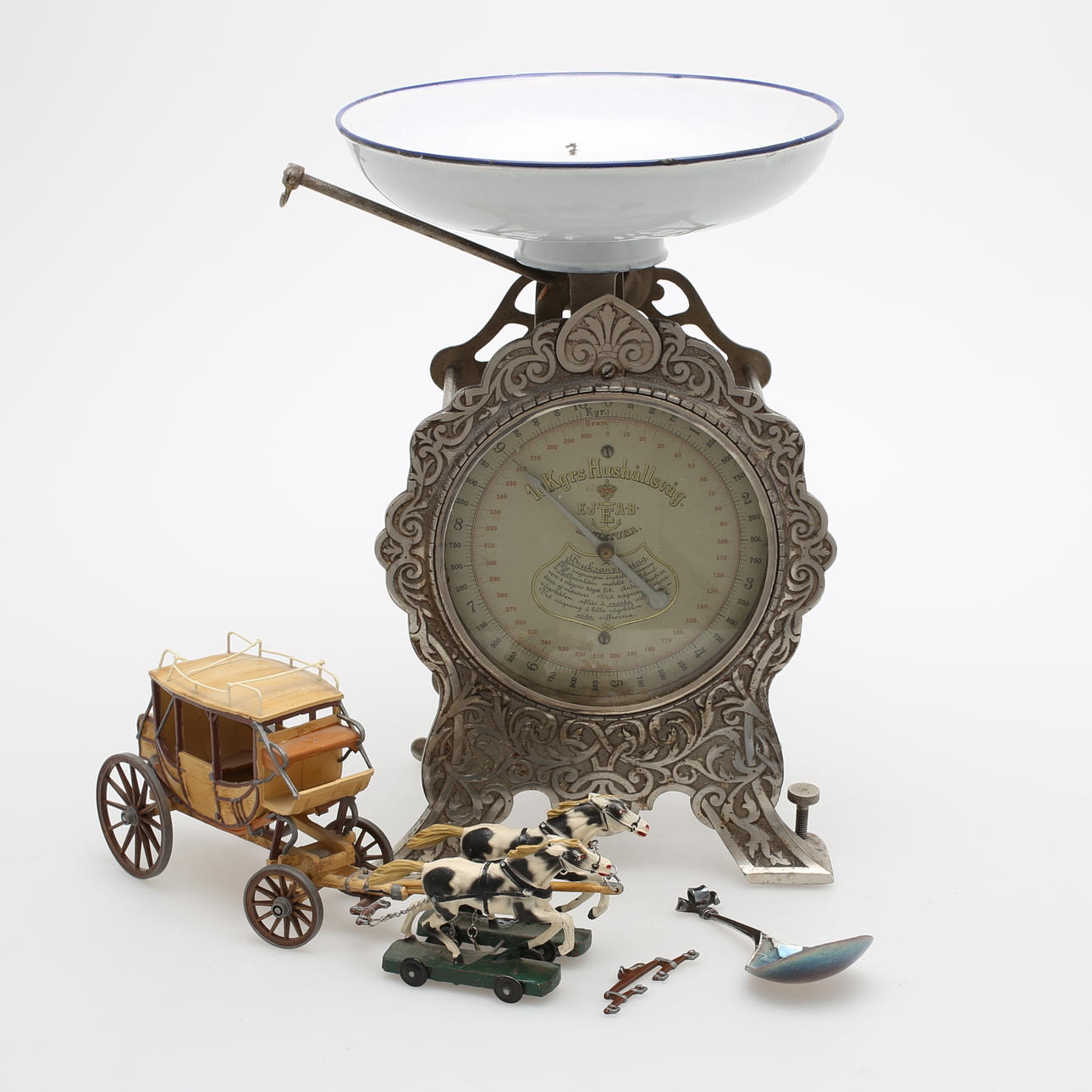 VÅG, LEKSAKSDILIGENS samt SUPSKED, silver, vikt 43,55 gram.