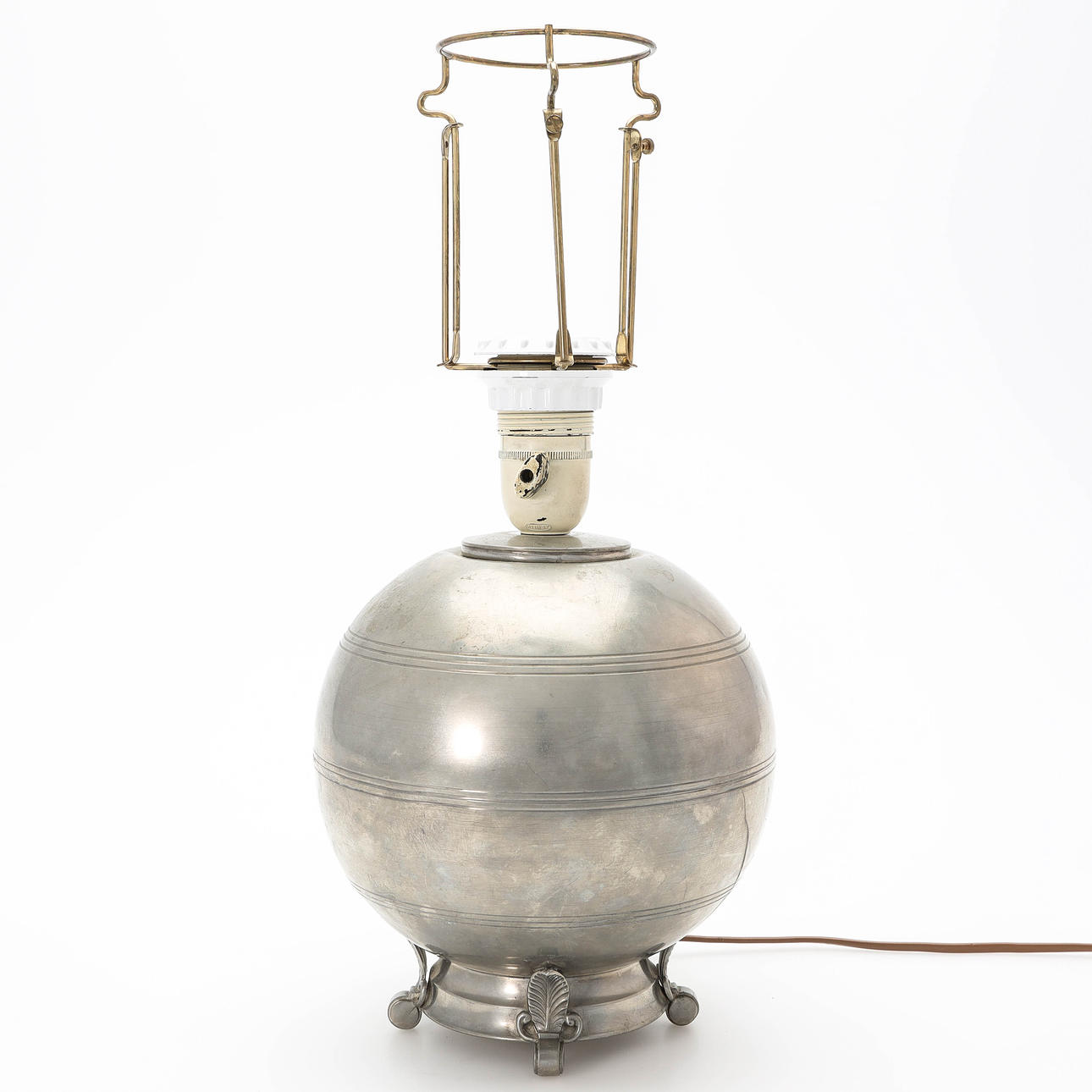 An art deco pewter table lamp, 1920/30's.