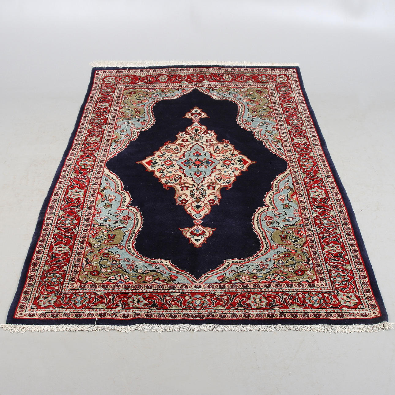 ORIENTALISK MATTA, sarouk. 218 x 140 cm.