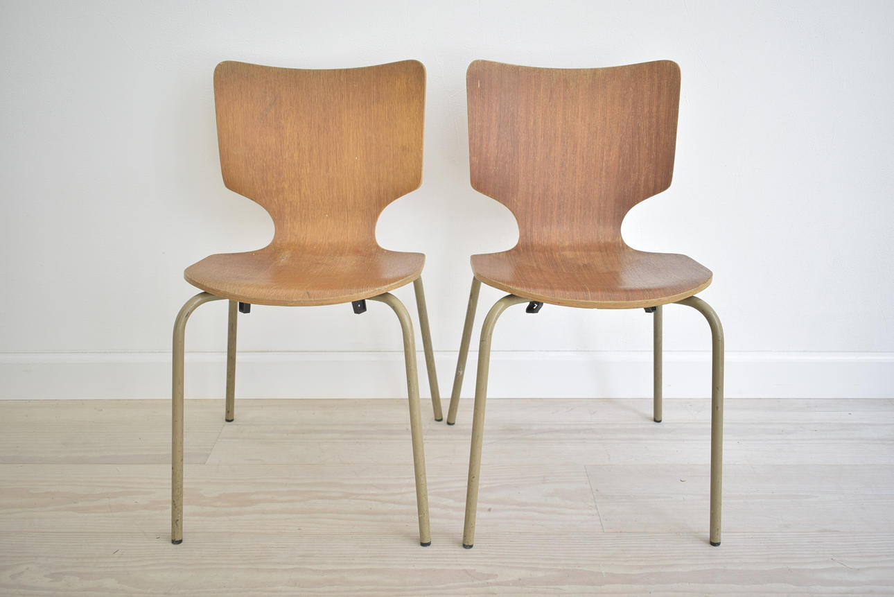 UPPSÄTTNING AV 2 SKOLSTOLAR I TEAK, 1972.