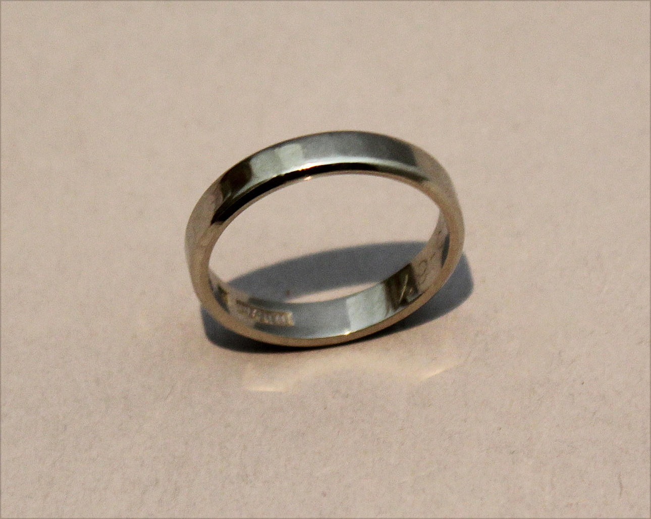 GULDRING i vitt guld. Totalvikt 4,1 gram.