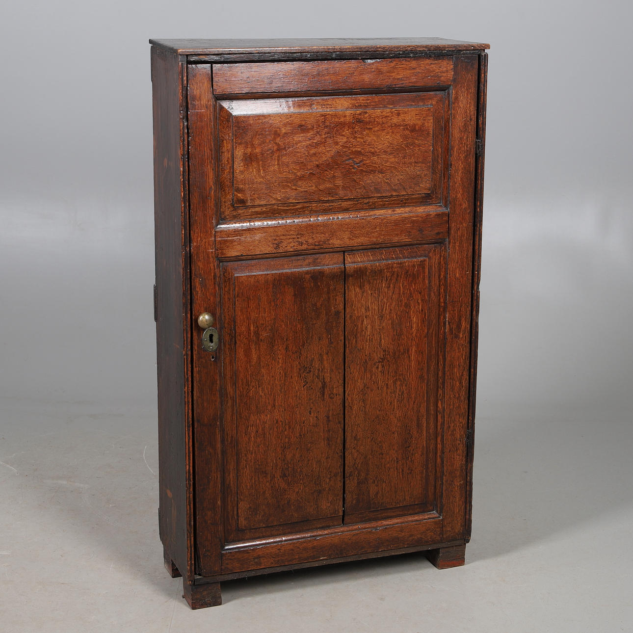 ETT DVÄRG EK ENKELDÖRRSKÅP.