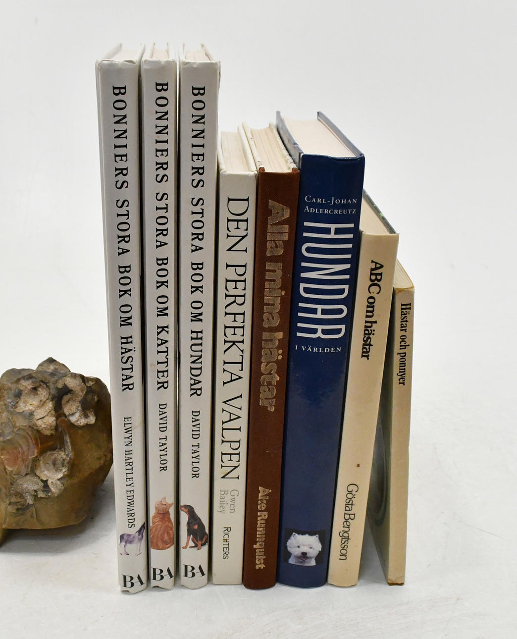 Books about animals. 8 Volumes.