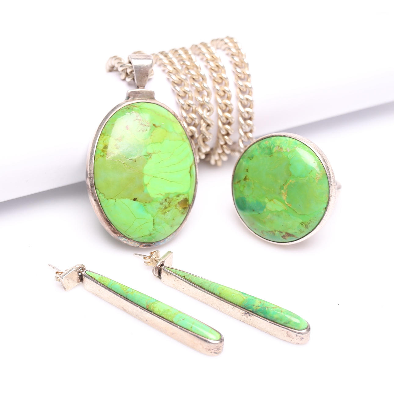 GARNITYR, 3 delar, stenar och silver, total vikt ca 88 gram.