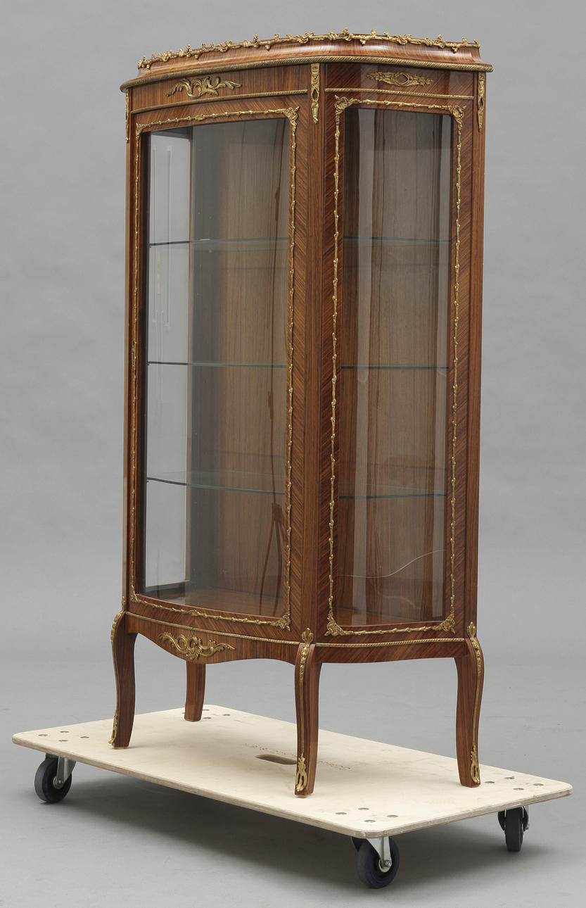 VITRINSKÅP, Louis XVI-stil, 1900-tal.