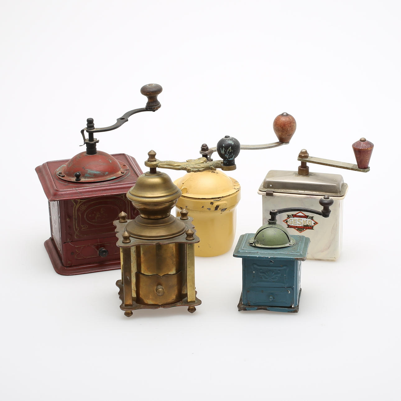 KAFFEKVARNAR, 5 st, bakelit, mässing, plåt.