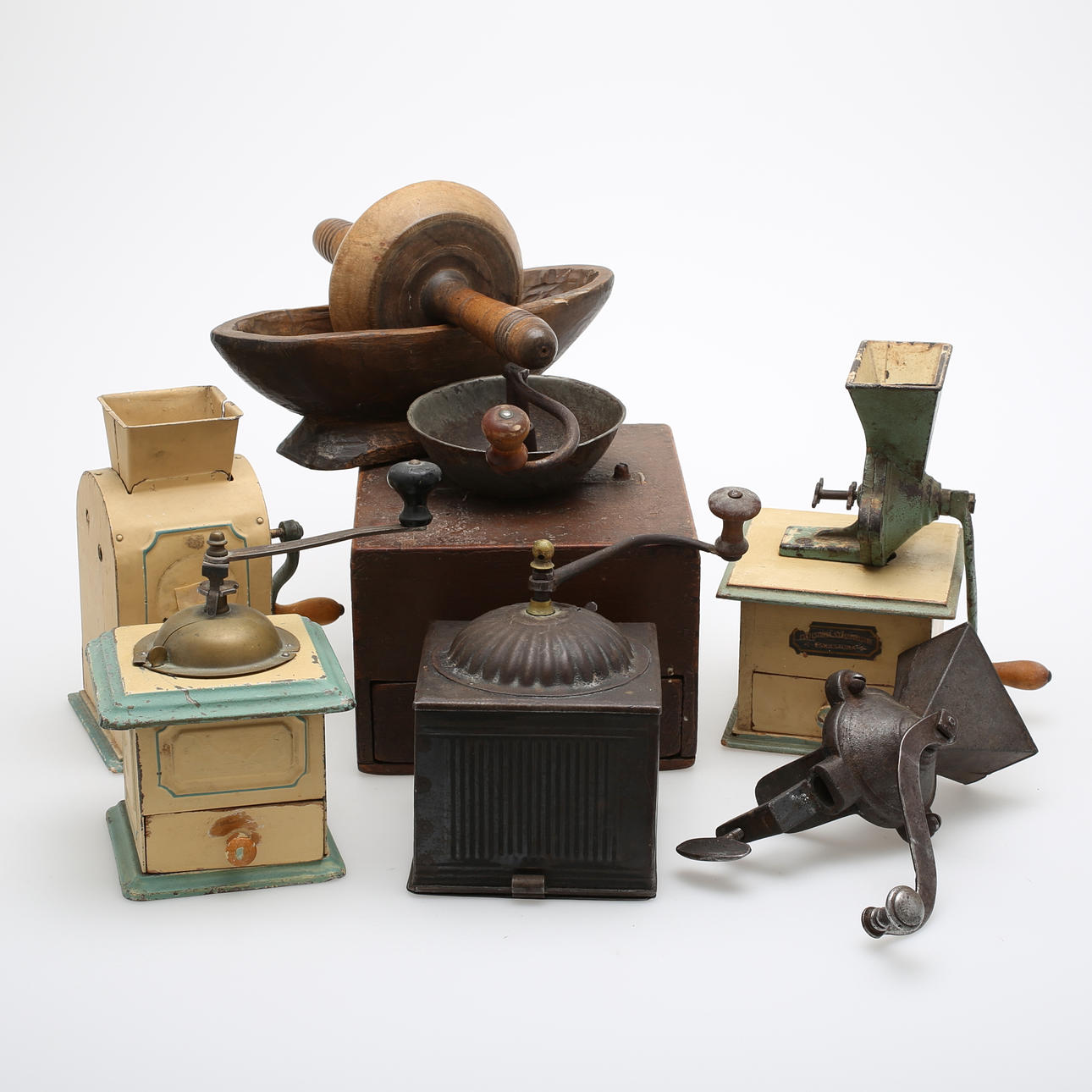 KAFFEKVARNAR, 7 st, trä, koppar, järn m.m.