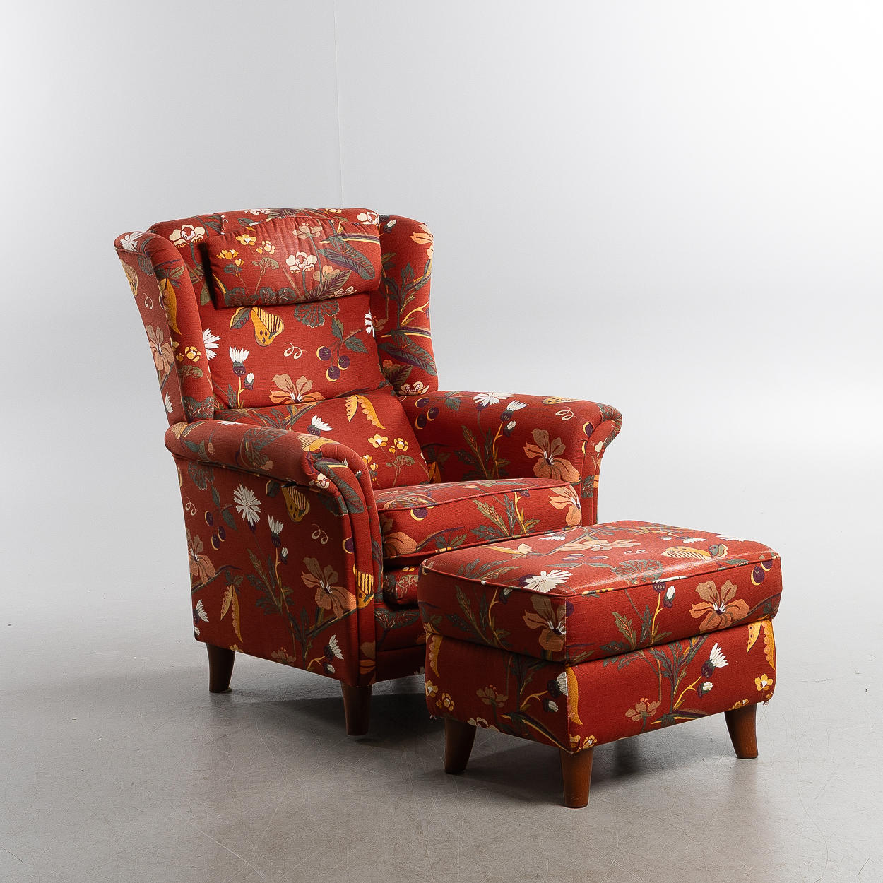 BRÖDERNA ANDERSSON, Sillón con reposapiés, modelo Katarina.