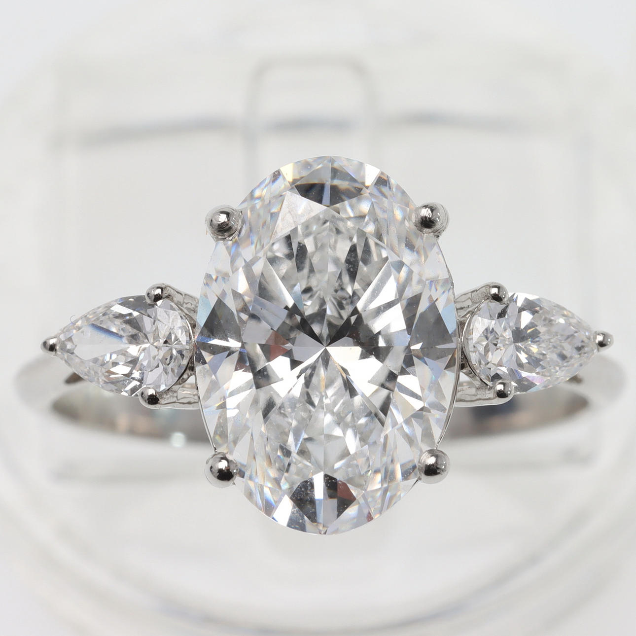 RING, platina med briljantslipad diamant.