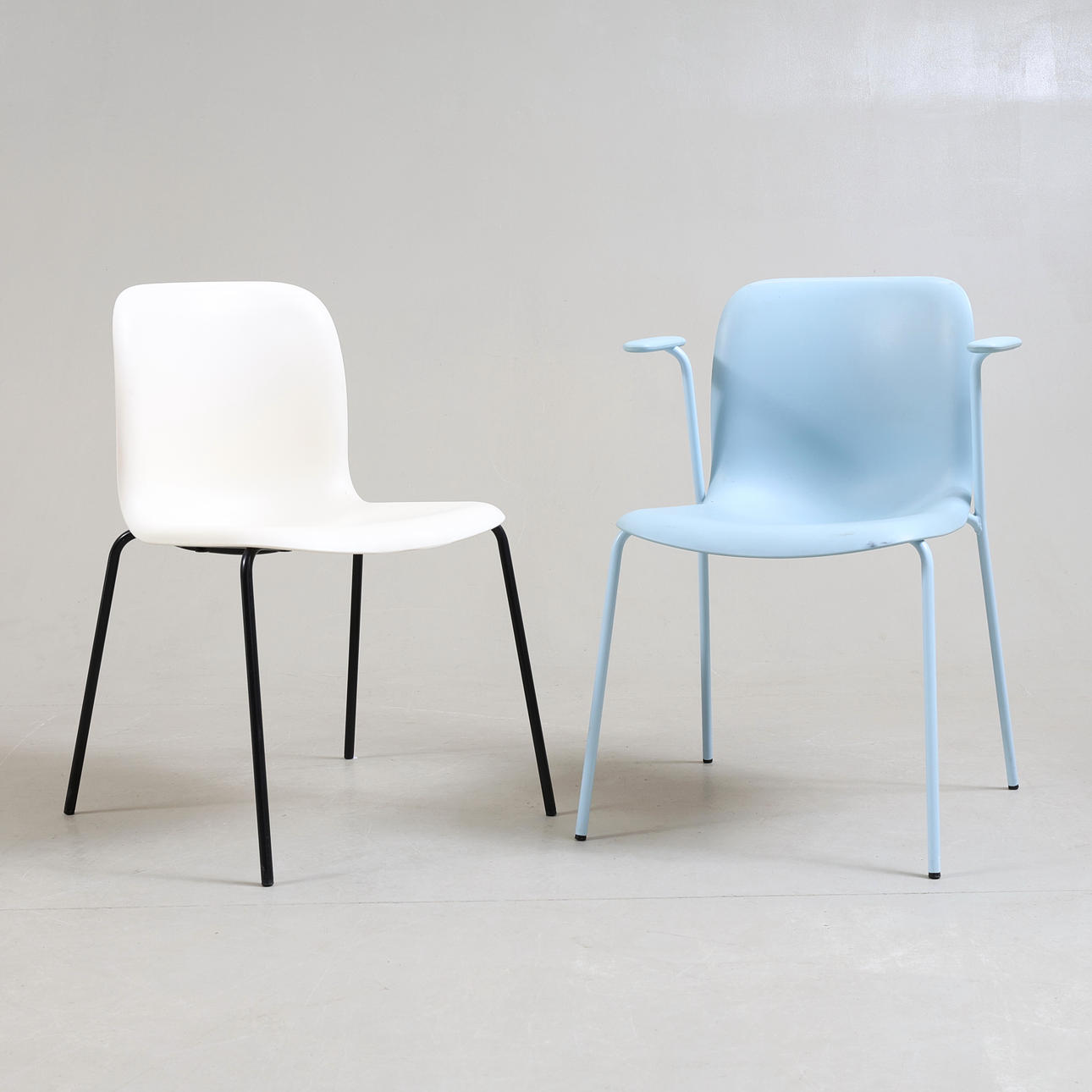 PEARSON LLOYD. Stolar, 2 st, Polypropylene & metall, "Sixe" Howe, Danmark, samtida.