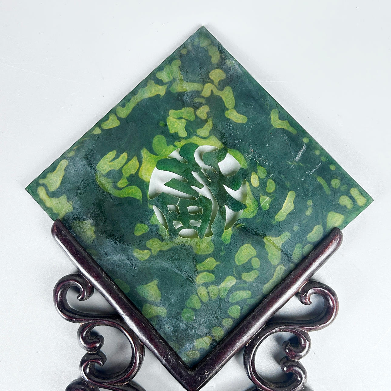 JADE TABLE ON WOODEN BASE. Asiatica - Jade - Auctionet