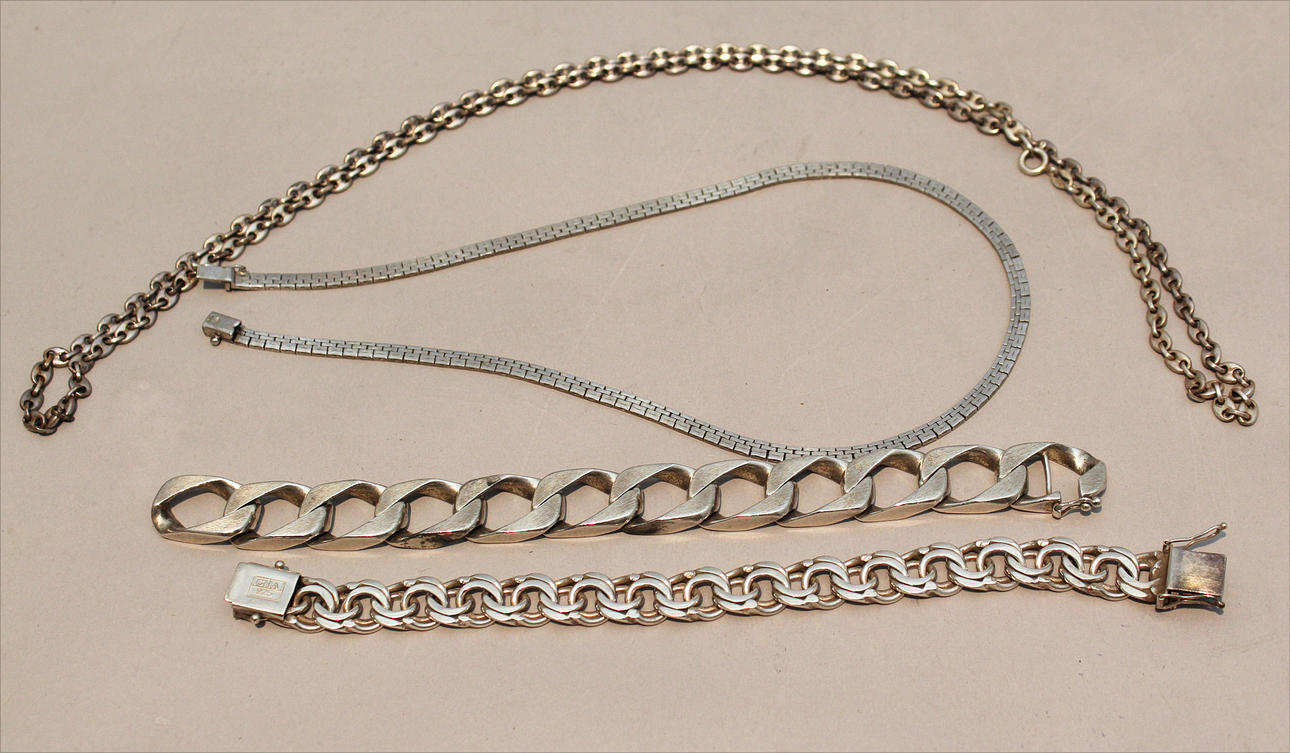 Parti silversmycken (5). Totalvikt 129 gram.