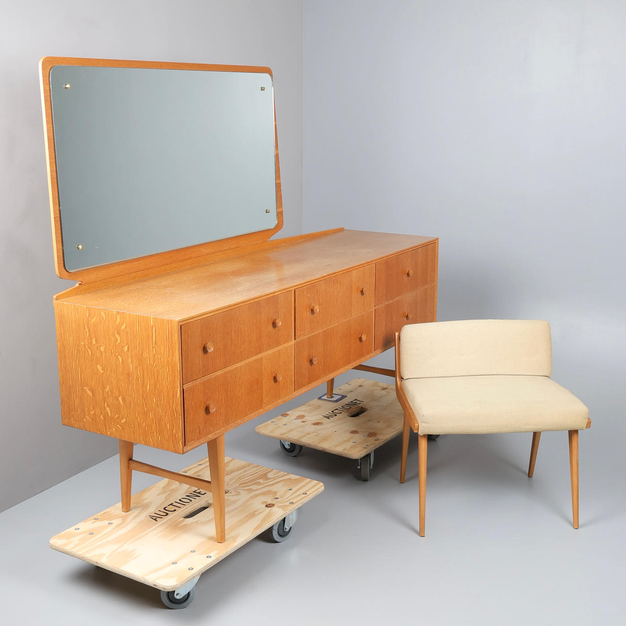 DRESSINGKISTE I MEREDEW EGETRÆ FRA MIDTEN AF ÅRHUNDREDET.