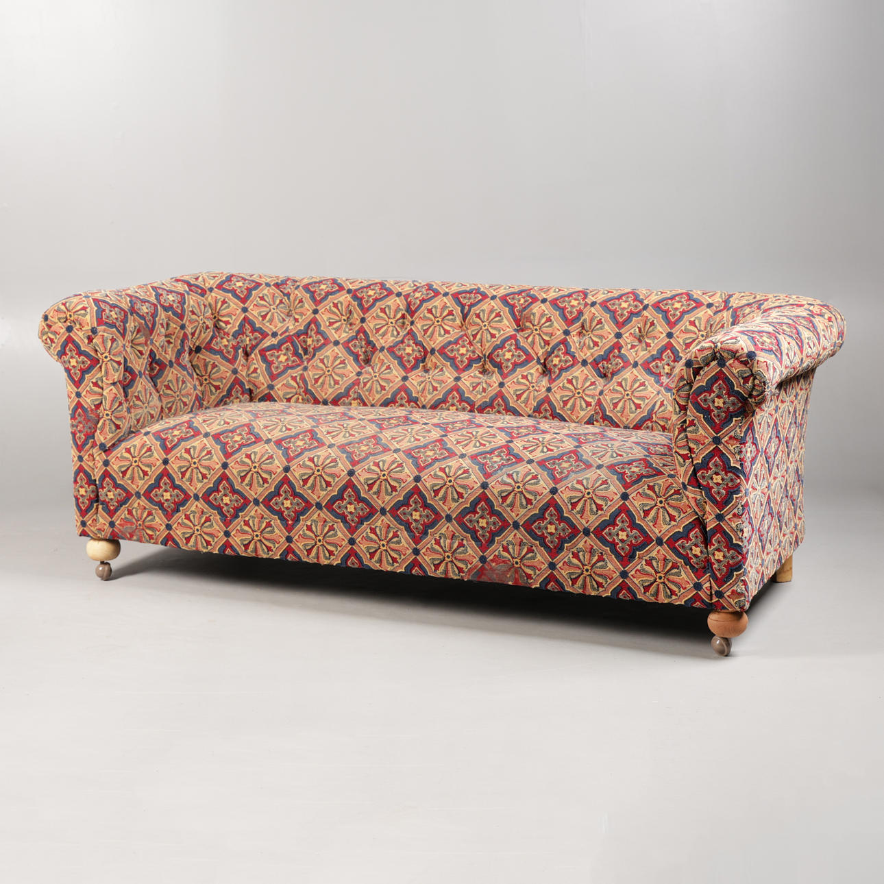 A 20TH CENTURY UPHOLSTERED CHESTERFIELD SOFA.