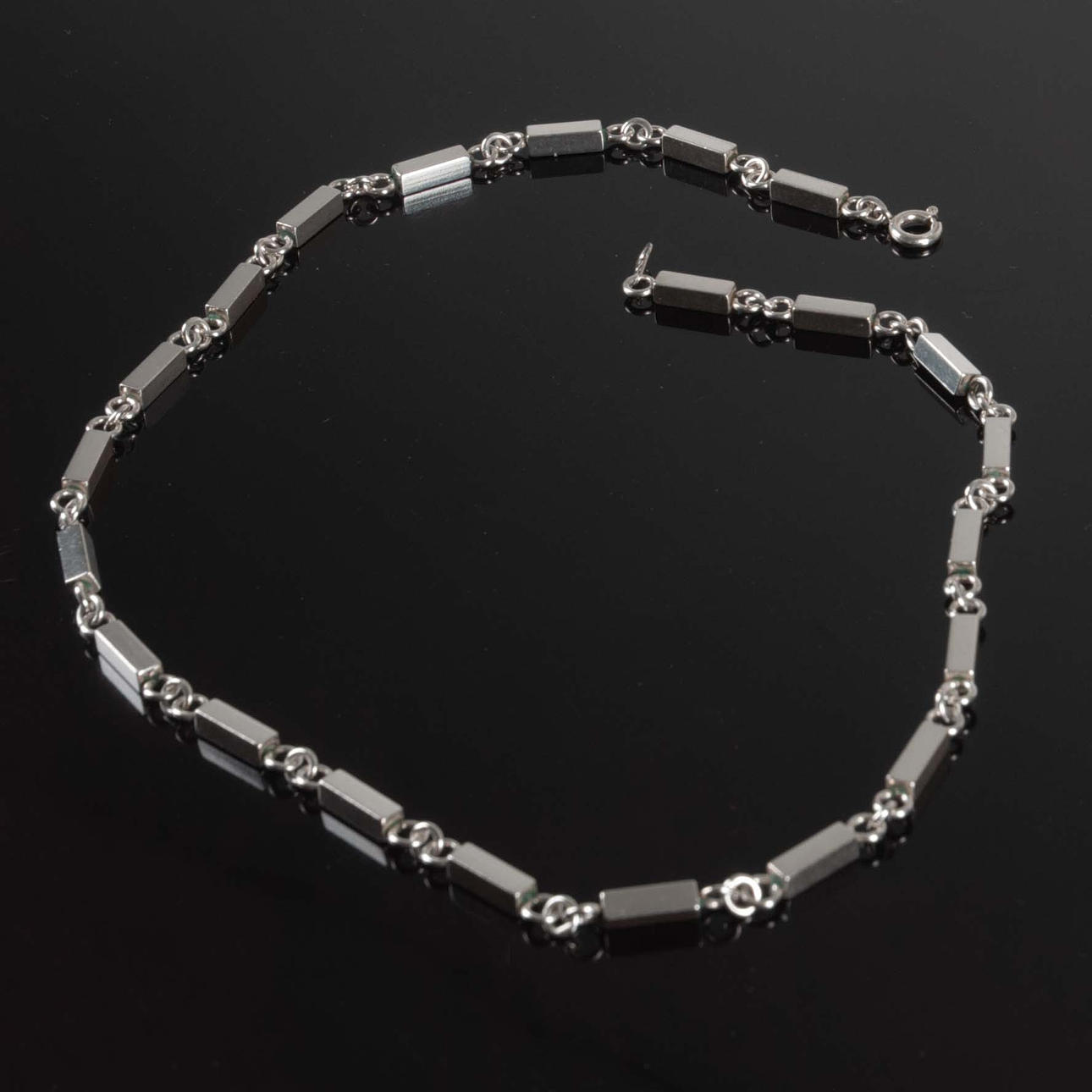 NECKLACE, silver, rod.