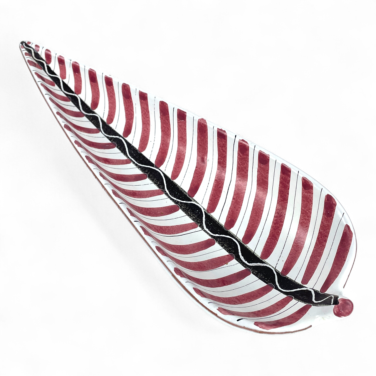 STIG LINDBERG. A faience dish, studio hand, Gustavsberg.