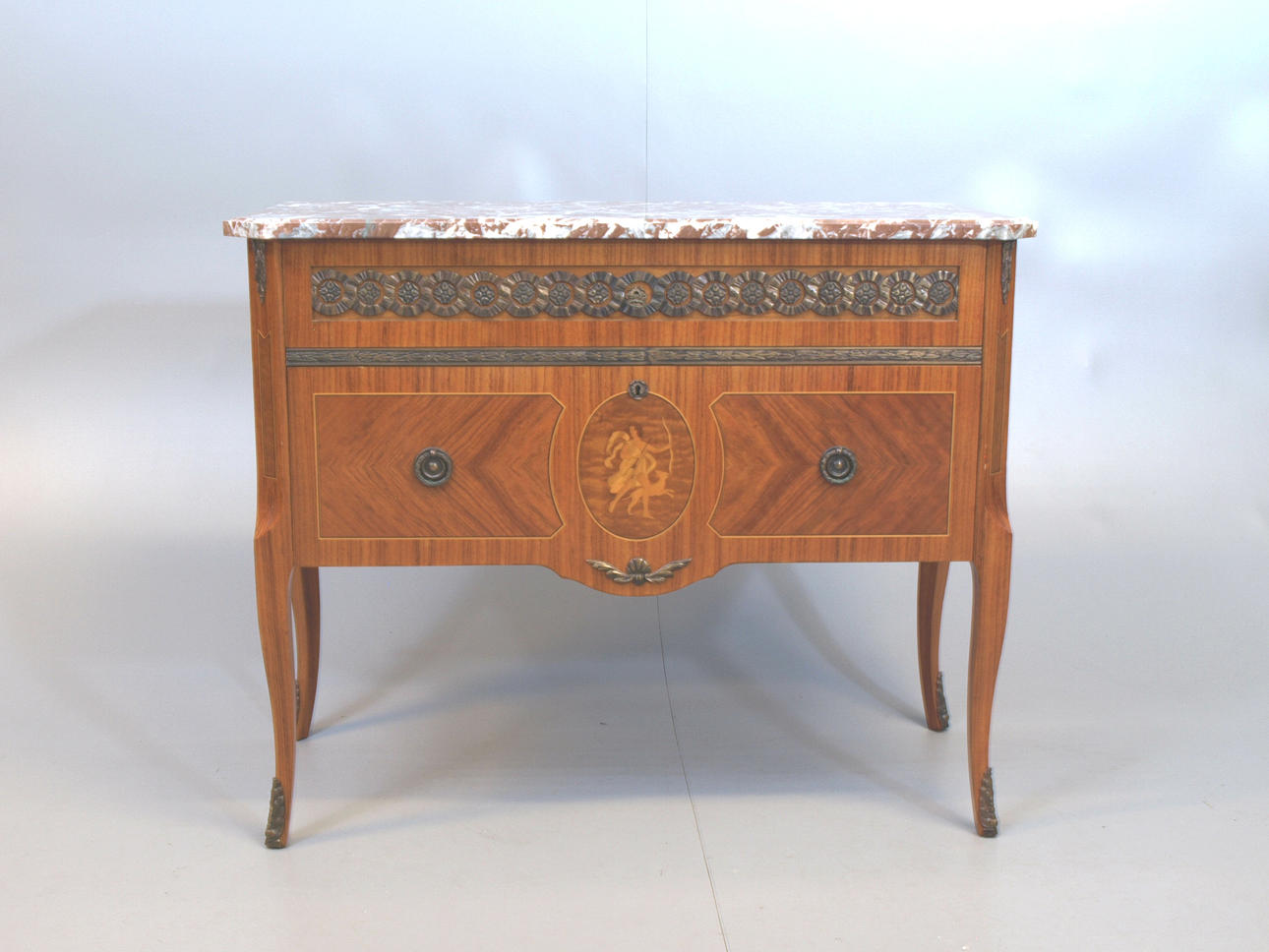 BYRÅ MED STENSKIVA, olika träslag, 2 lådor, gustaviansk stil, 1900-talets andra hälft.